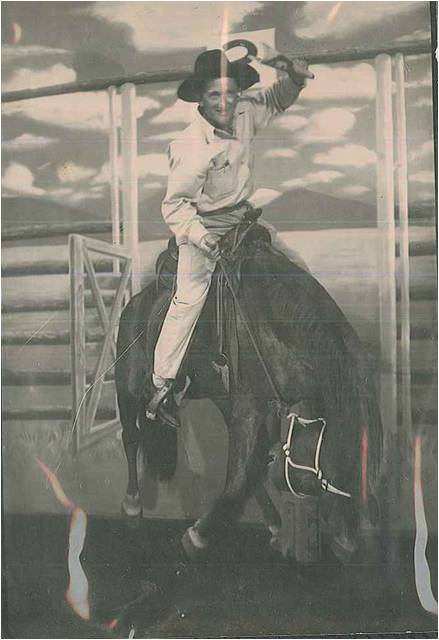 Elwood on bucking horse 1946.jpg